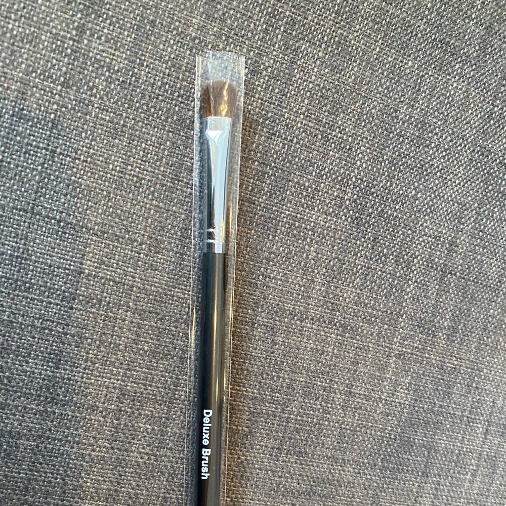 Younique deluxe brush